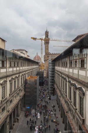 The narrow courtyard between the Uffizi's two wings, Florence The narrow courtyard between the Uffizi's two wings, Florence