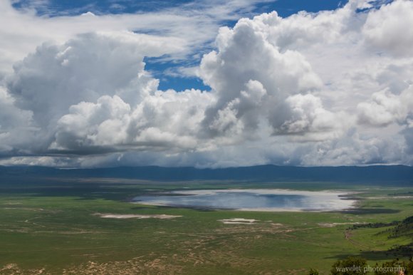 Overlook the Ngorongoro crater and Lake Magadi. Overlook the Ngorongoro crater and Lake Magadi.