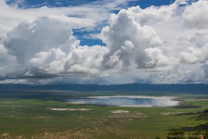 Overlook the Ngorongoro crater and Lake Magadi. Overlook the Ngorongoro crater and Lake Magadi.